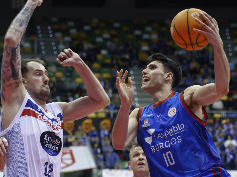 BURGOS, 25/01/2025.- Ondrej Balvín (i), del Obradoiro, con Gonzalo Corbalán, del San Pablo Burgos, durante la final de la Copa de España de Baloncesto que Obradoiro y San Pablo Burgos juegan este sábado en Burgos. EFE/Santi Otero