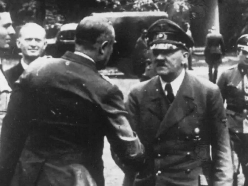 Claus von Stauffenberg (izquierda) en una foto con Hitler, cinco días antes del atentado