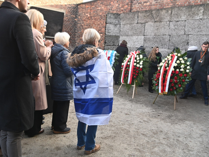 Supervivientes del campo de concentración de Auschwitz depositan flores en el "muro de la muerte" en la conmemoración del 80 aniversarios de su liberación