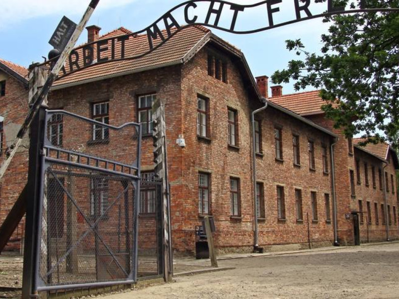 Puerta de entrada al campo de concentración de Auschwitz, en cuya puerta está escrito "El trabajo os hará libres"