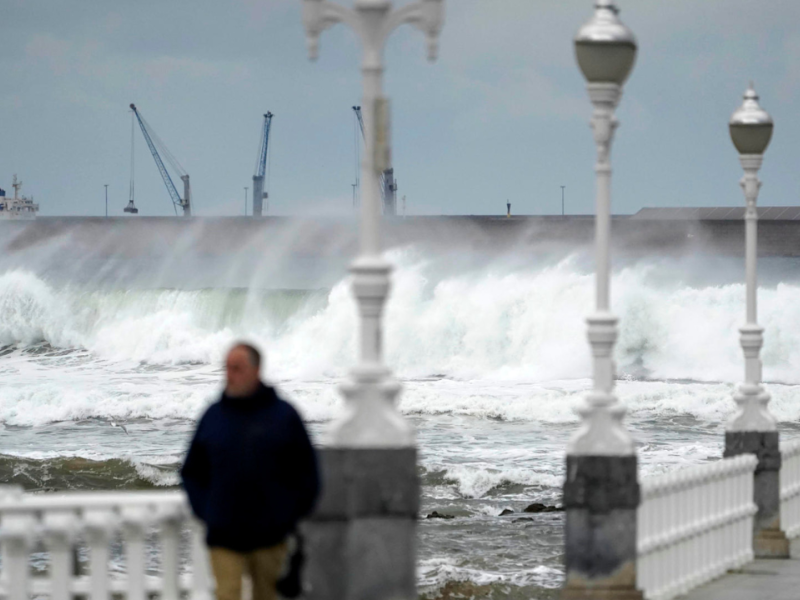 Enormes olas en la playa de San Lorenz, este lunes en Gijón