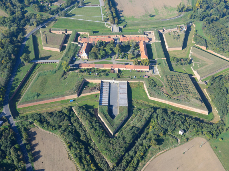 VISTA AÉREA. Fortaleza militar de finales del siglo XVIII y campo de concentración durante la Segunda Guerra Mundial. Terezin (Theresienstadt en alemán), República Checa