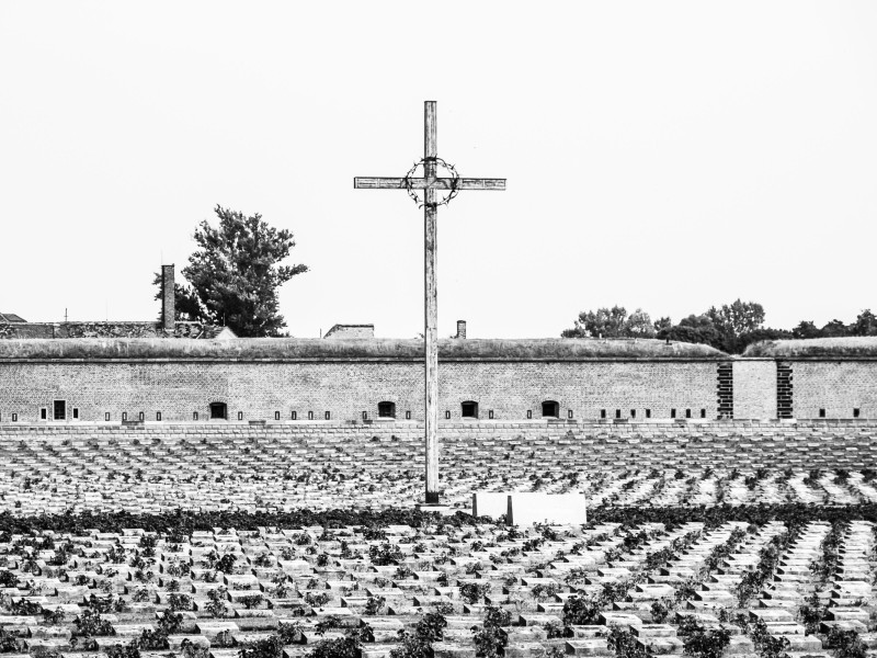 Cementerio conmemorativo de la Pequeña fortaleza de Terezin, también conocida como Theresienstadt, República Checa. Imagen en blanco y negro