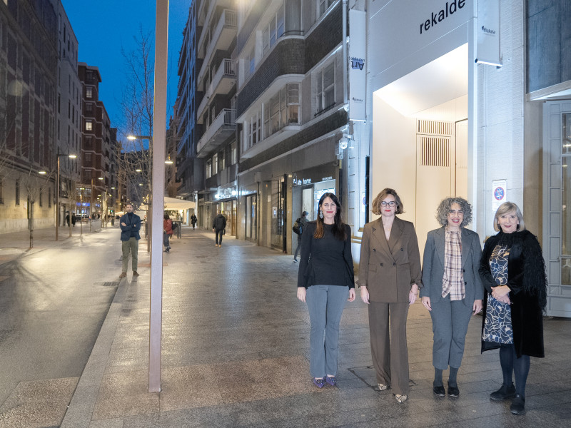 Elixabete Etxanobe (centro) diputada general de Bizkaia en la nueva entrada de la sala Rekalde