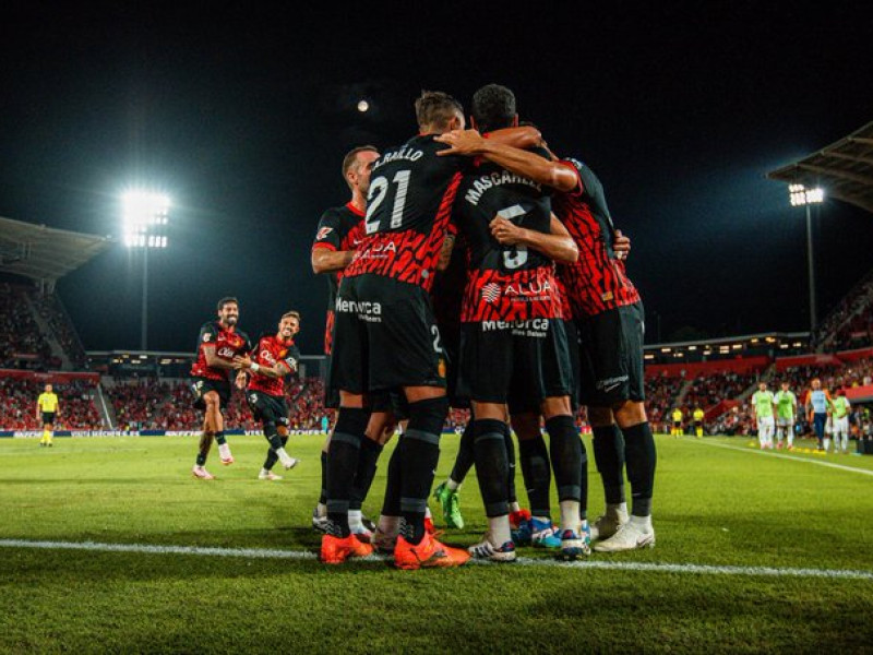 Imagen de un partido nocturno del RCD Mallorca