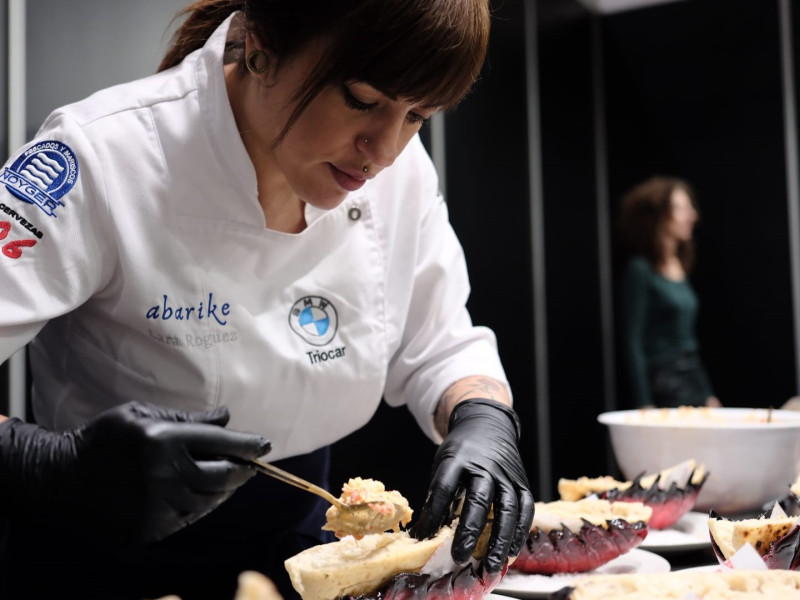 La chef Lara Róguez elabora su bocadillo 'Blue Lobster Roll'