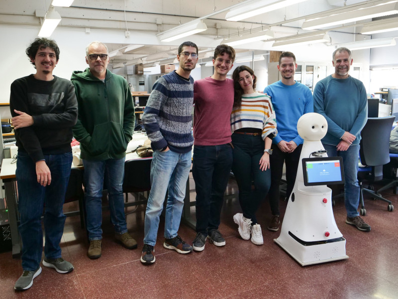 Parte del equipo científico posa junto al robot