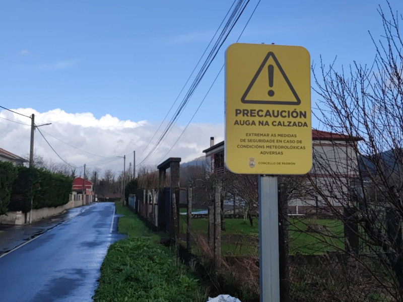 En Lamas, junto al nombre de la aldea está la señal de precaución por agua en la calzada