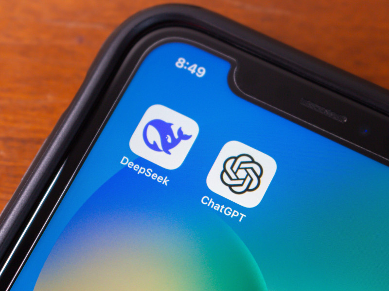 Los íconos de DeepSeek y ChatGPT se ven en un iPhone. DeepSeek es una empresa china de inteligencia artificial conocida por desarrollar LLM como DeepSeek-V2 y DeepSeek-Coder