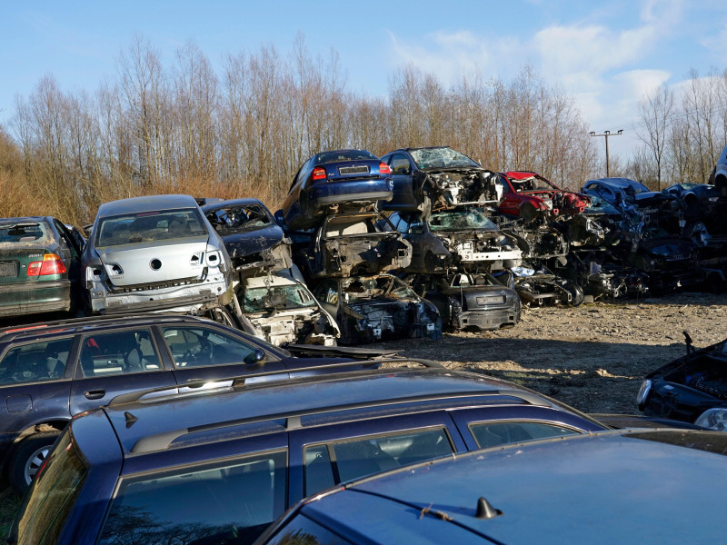 Reciclaje de coches, coches chatarra, apilados