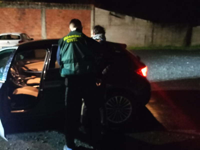 Momento de la detención del ladrón en Melide