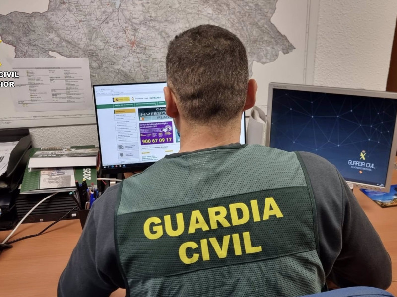 Agente de la Guardia Civil.La Guardia Civil ha detenido a dos delincuentes reincidentes por la comisión de un robo con fuerza en un establecimiento público de Moraleja (Cáceres), tras lo que la autoridad judicial ha decretado el ingreso en prisión provisional de ambos.SOCIEDAD ESPAÑA EUROPA EXTREMADURAGUARDIA CIVIL