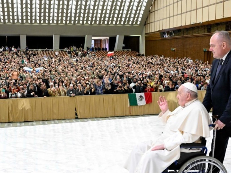 Papa Francisco entrando en la Aula Pablo VI