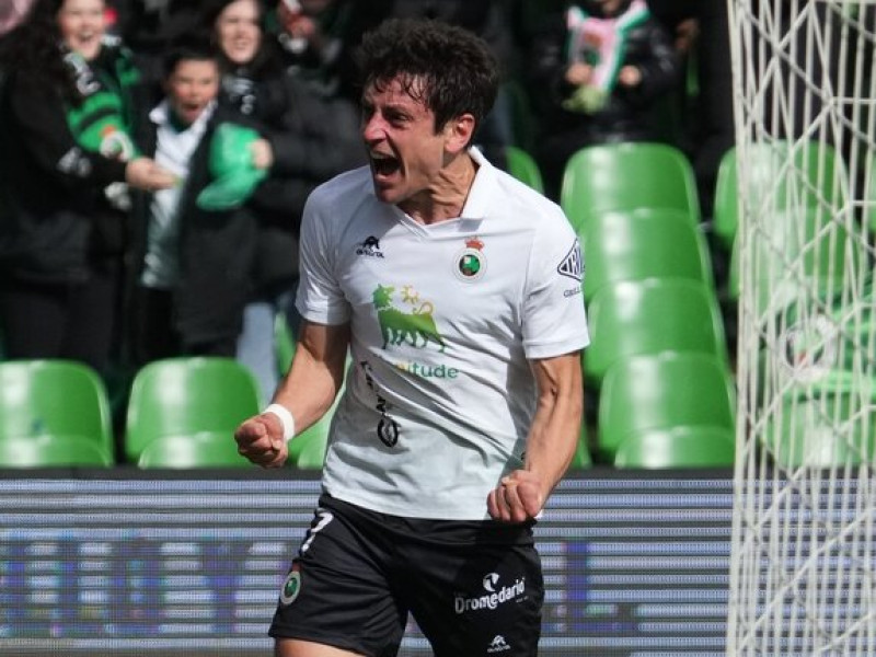 Marco Sangalli celebra un gol con el actual líder, el Racing.