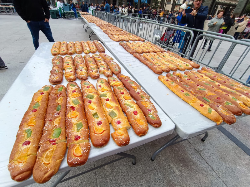 Reparto de 20.000 raciones de roscón en la Plaza del Pilar