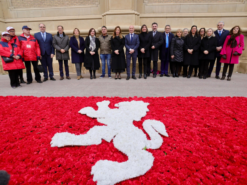 Bandera floral con el escudo de la ciudad