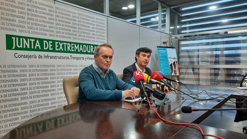 El consejero de Infraestructuras, Transporte y Vivienda de la Junta, Manuel Martín Castizo, y el director general de Movilidad y Transportes, Cristóbal Maza, en rueda de prensa