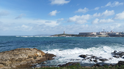 Olas y la Torre de Hércules en A Coruña un día de temporal