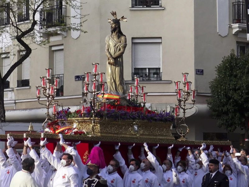 La Cofradía de 'El Divino Cautivo' procesionando durante la Semana Santa de Madrid