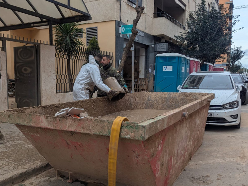 Baños portátiles que usan los vecinos