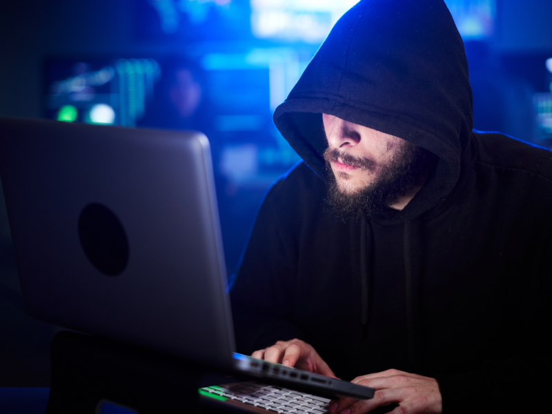 Los hackers venden sus servicios en la dark web