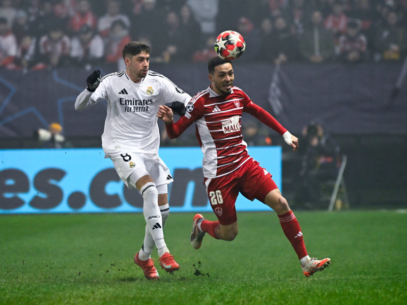 Valverde intenta robar la pelota a Mathias Pereira en el Brest - Real Madrid.