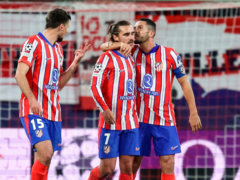 Koke besa a Griezmann tras marcar el tercer gol del Atlético de Madrid frente al Salburgo en Alemania