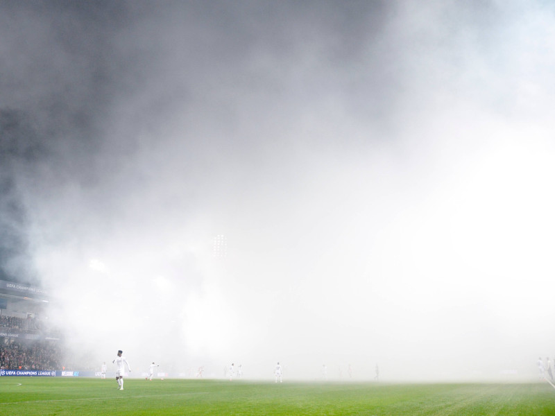 El humo de las bengalas retrasó el inicio del partido cinco minutos.