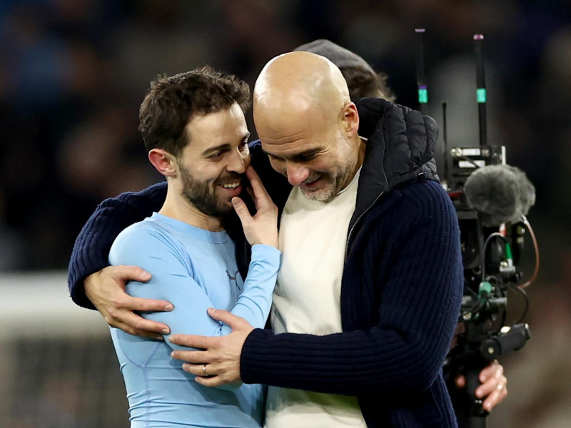 Pep Guardiola celebra con Bernardo Silva la clasificación del Manchester City.