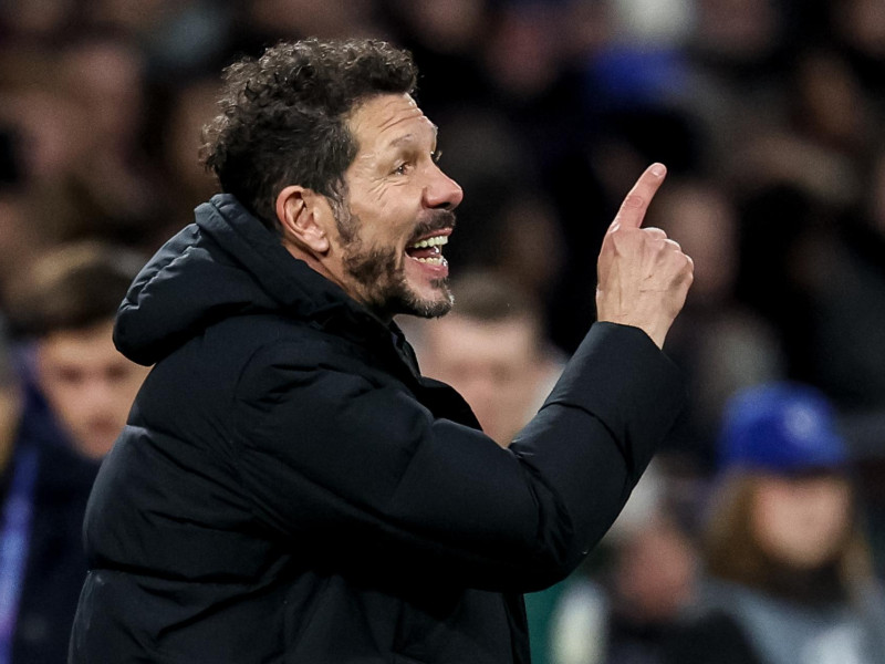 Diego Pablo Simeone da instrucciones a sus jugadores en el Salzburgo - Atlético.