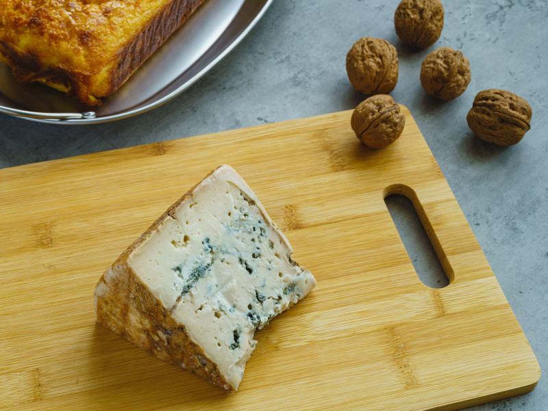 Cuña de queso asturiano con denominación de origen protegida Gamoneu