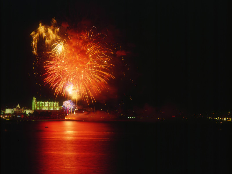 Fuegos artificiales de San Sebastián sobre la Catedral de Palma Palma de Mallorca Baleares