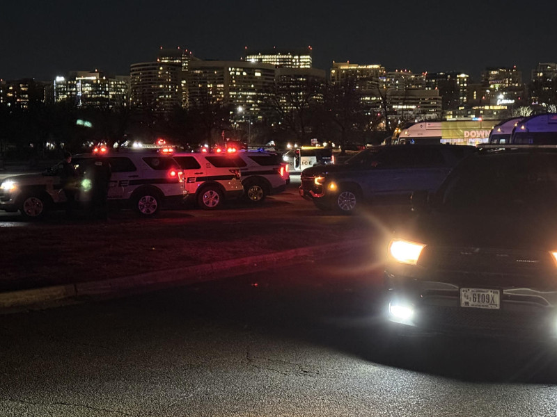 Integrantes del departamento de Policía de Washington DC trabajan en la zona de un accidente aéreo