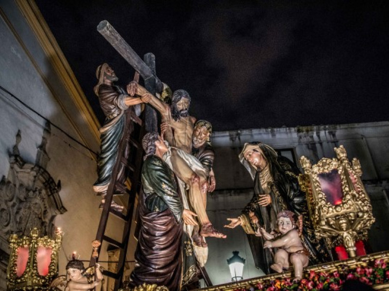 El Descendimiento procesiona el Miércoles Santo por las calles de Badajoz