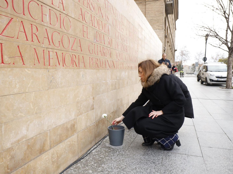 La alcaldesa Natalia Chueca ha participado en esta ofrenda floral.