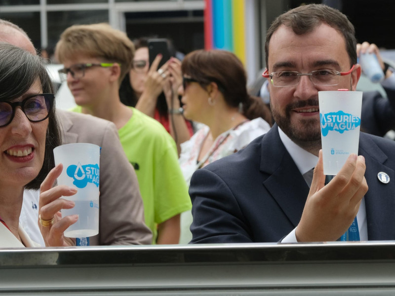 El presidente del Principado, Adrián Barbón; y la nueva presidenta de la Autoridad Portuaria de Gijón, Nieves Roqueñí, en la Feria de Muestras de Asturias