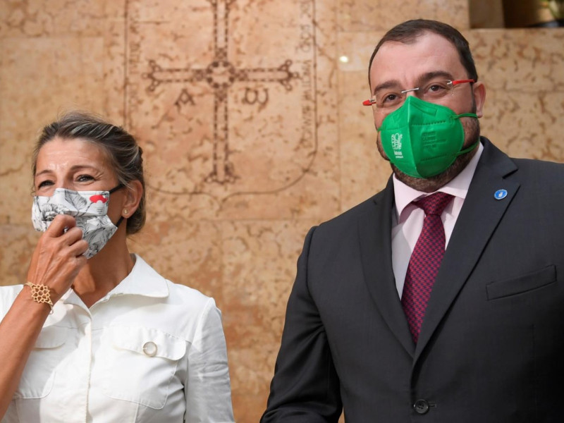 El presidente del Principado, Adrián Barbón, y la vicepresidenta segunda del Gobierno de España, Yolanda Díaz, en un encuentro, en Oviedo, en 2021