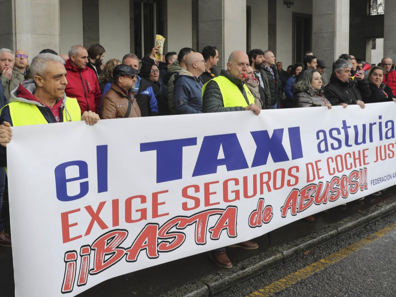 Los taxistas asturianos se concentran en Oviedo para rechazar la subida de los seguros