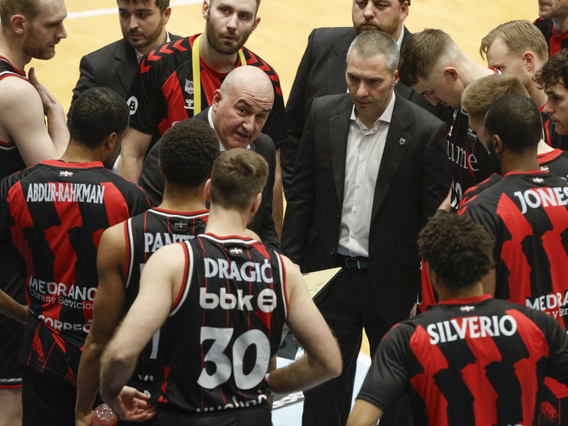 Jaume Ponsarnau da isntrucciones a sus jugadores durante un partido.