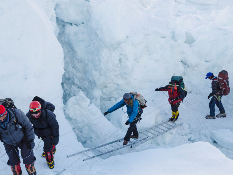 Montañeros cruzando la cascada de hielo del Everest