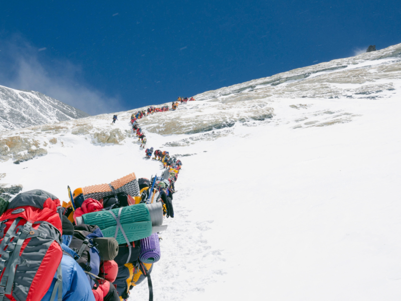 Fila de montañistas subiendo el Lhotse en el Everest