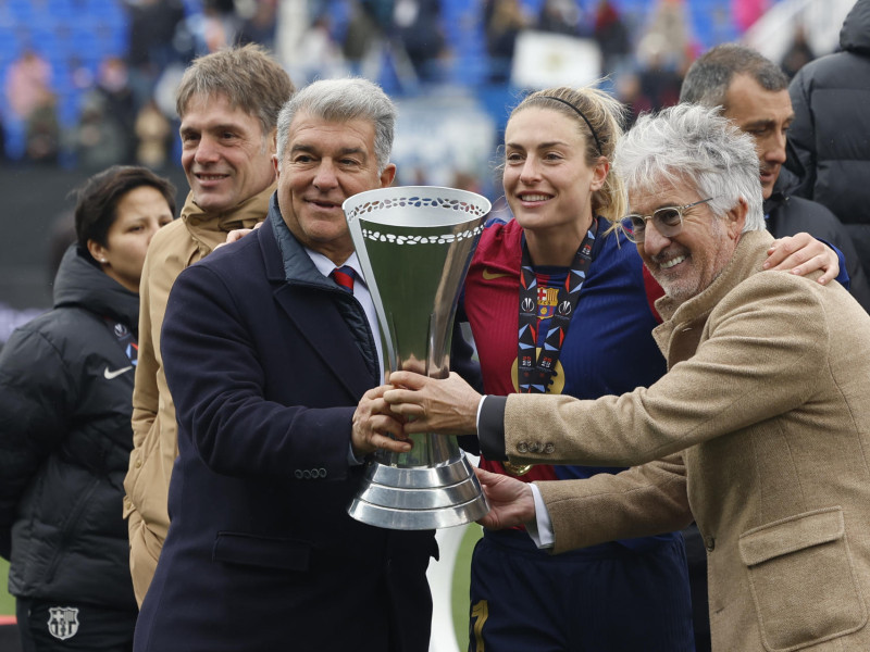 Joan Laporta y Alexia Putellas levantan el trofeo de la Supercopa de España.