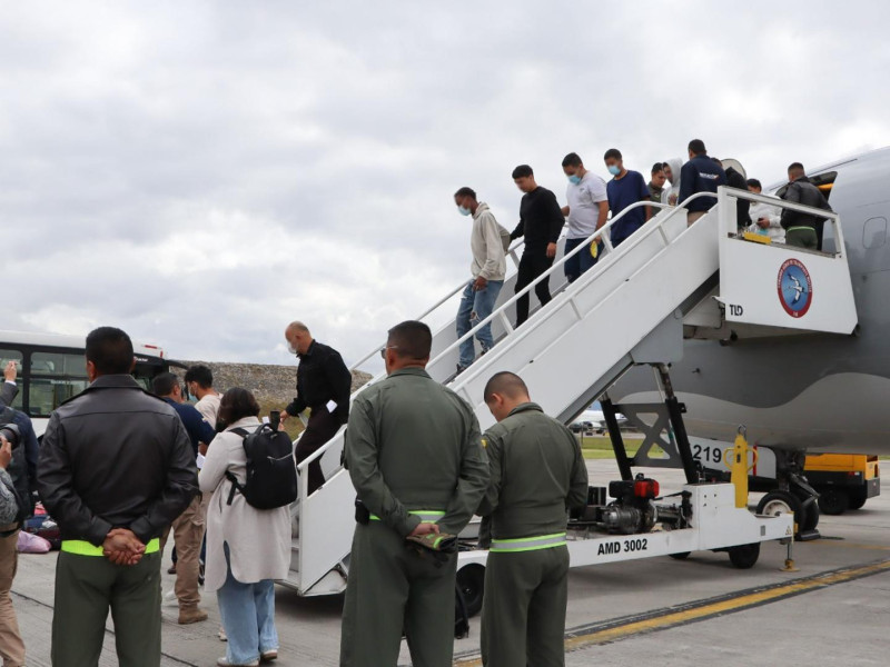 Ciudadanos colombianos deportados de Estados Unidos descendiendo de un avión de la Fuerza Aeroespacial de Colombia