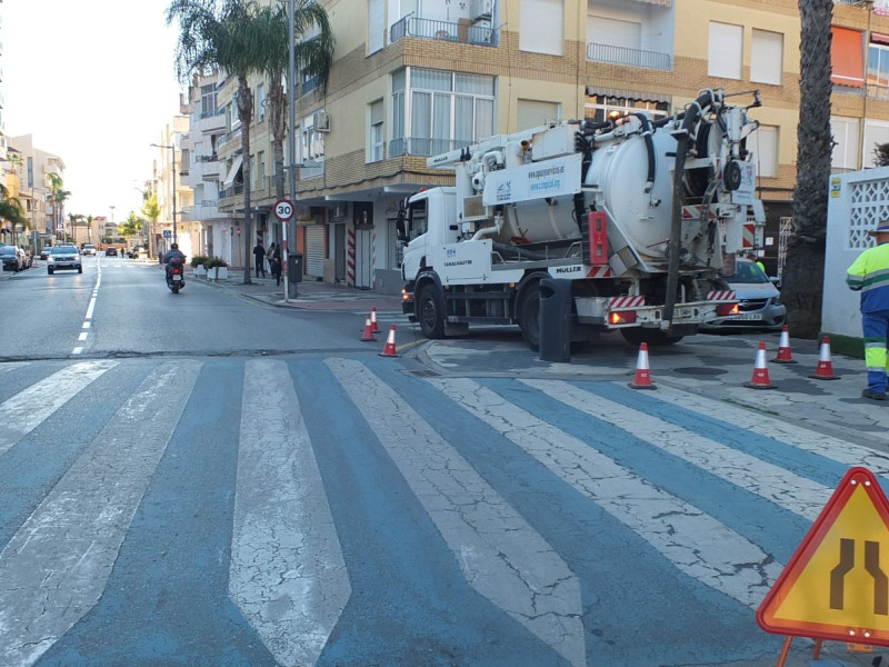 Mancomunidad de Municipios, a través de Aguas y Servicios, están limpiando los imbornales de la Costa Tropical