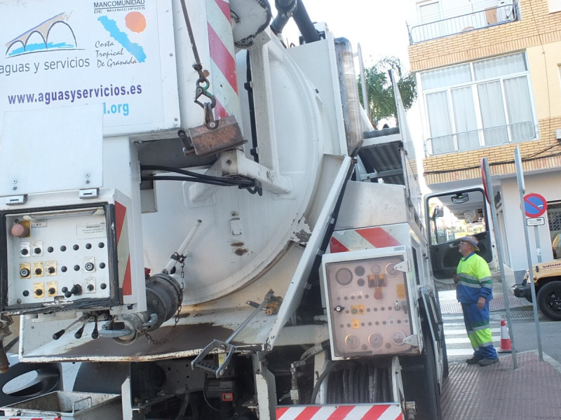 Mancomunidad de Municipios, a través de Aguas y Servicios, están limpiando los imbornales de la Costa Tropical