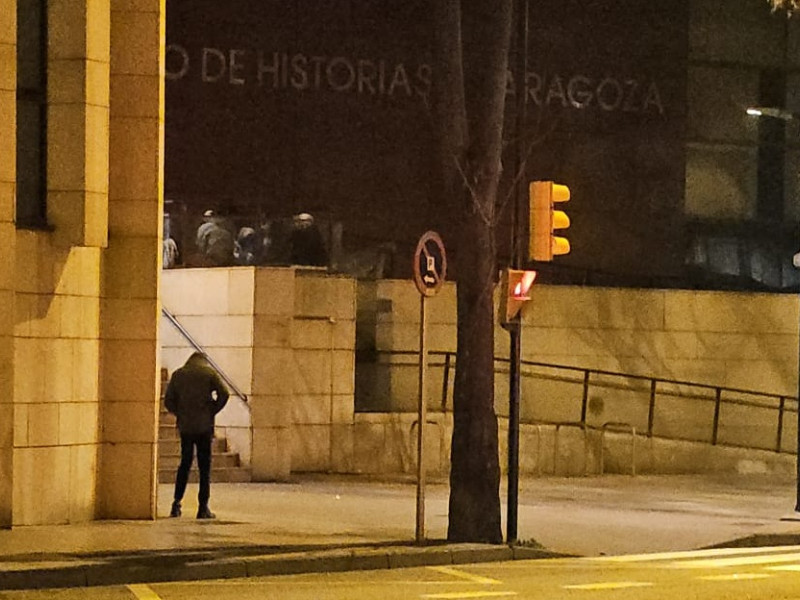 Imagen de una persona orinando en la calle en el entorno del Parque Bruil.