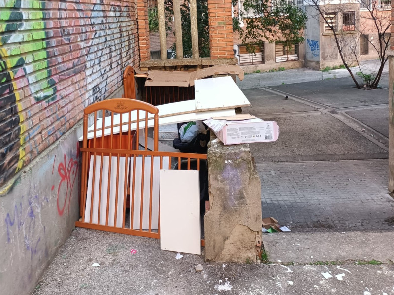 Enseres acumulados en el entorno del Parque Bruil de Zaragoza.