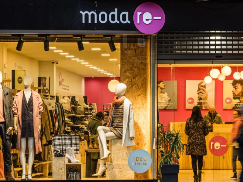 Aspecto exterior de una de las tiendas del proyecto Moda Re que existen por España