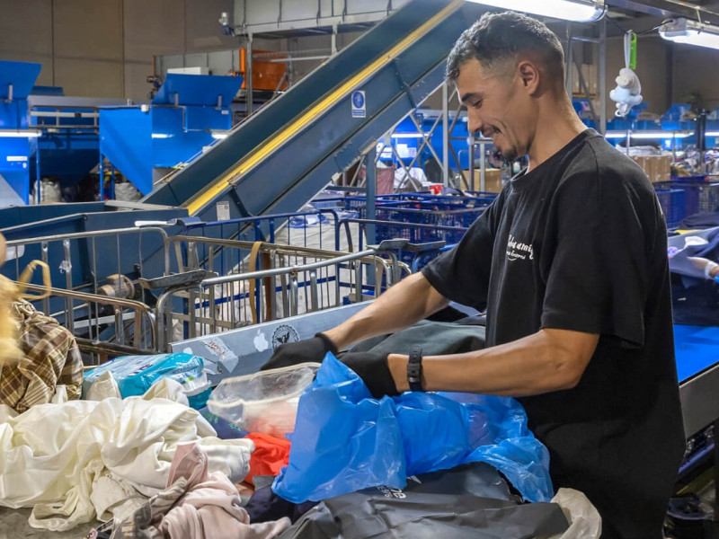 La ropa que se encuentra en peores condiciones se recicla en una planta que se encuentra en Madrid