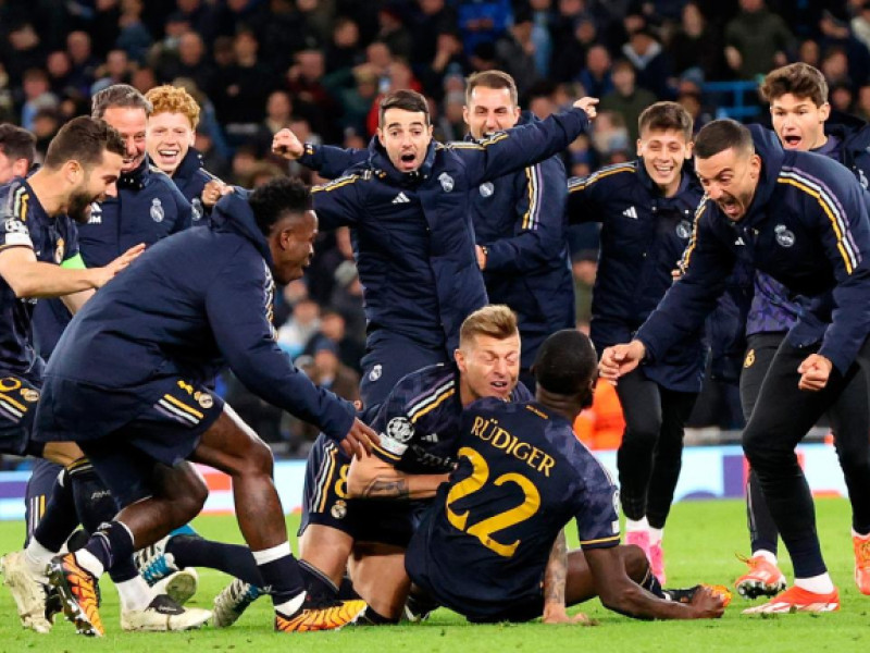 Los jugadores del Real Madrid celebran el pase en los penaltis en el Etihad en 2024.